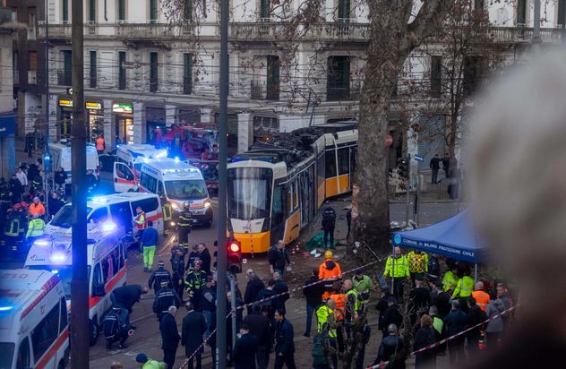 Tragedia en Milán: al menos dos muertos al descarrilar un tranvía.