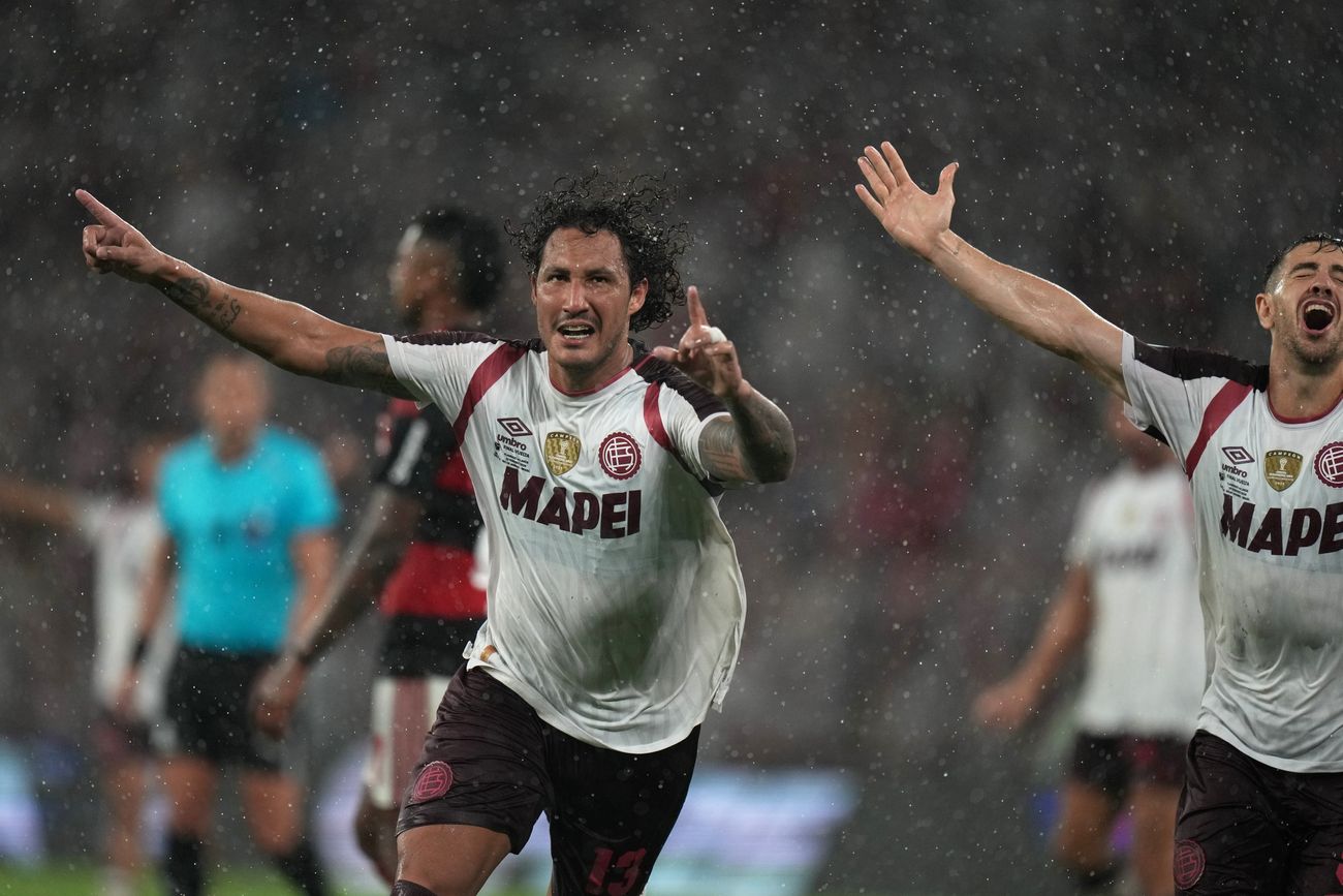 José María Canale, defensor de Lanús, festejando su gol en el alargue con el que el equipo argentino se impuso a Flamengo en la Recopa Sudamericana. 