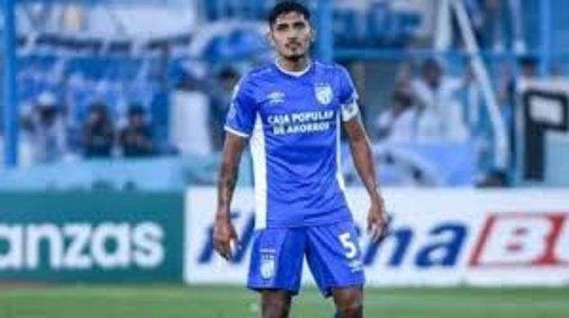 Adrián Sánchez con la cinta en el Decano de Tucumán.