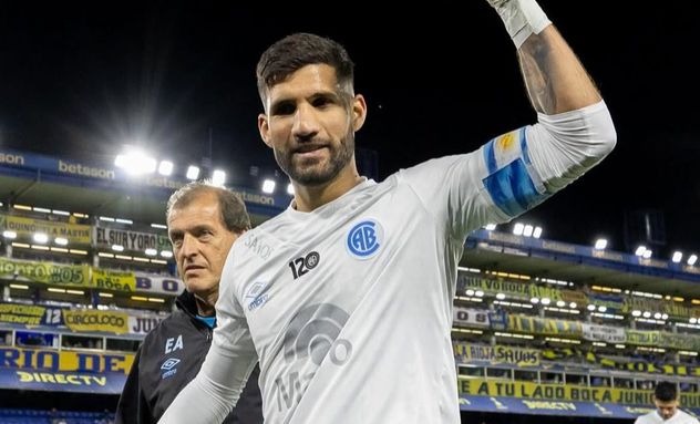 Lisandro López en la cancha de Boca con la cinta en su brazo y la camiseta del Pirata.