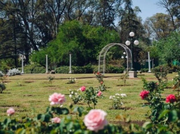 El jardín escondido de Córdoba con más de 300 rosas y diseño europeo.