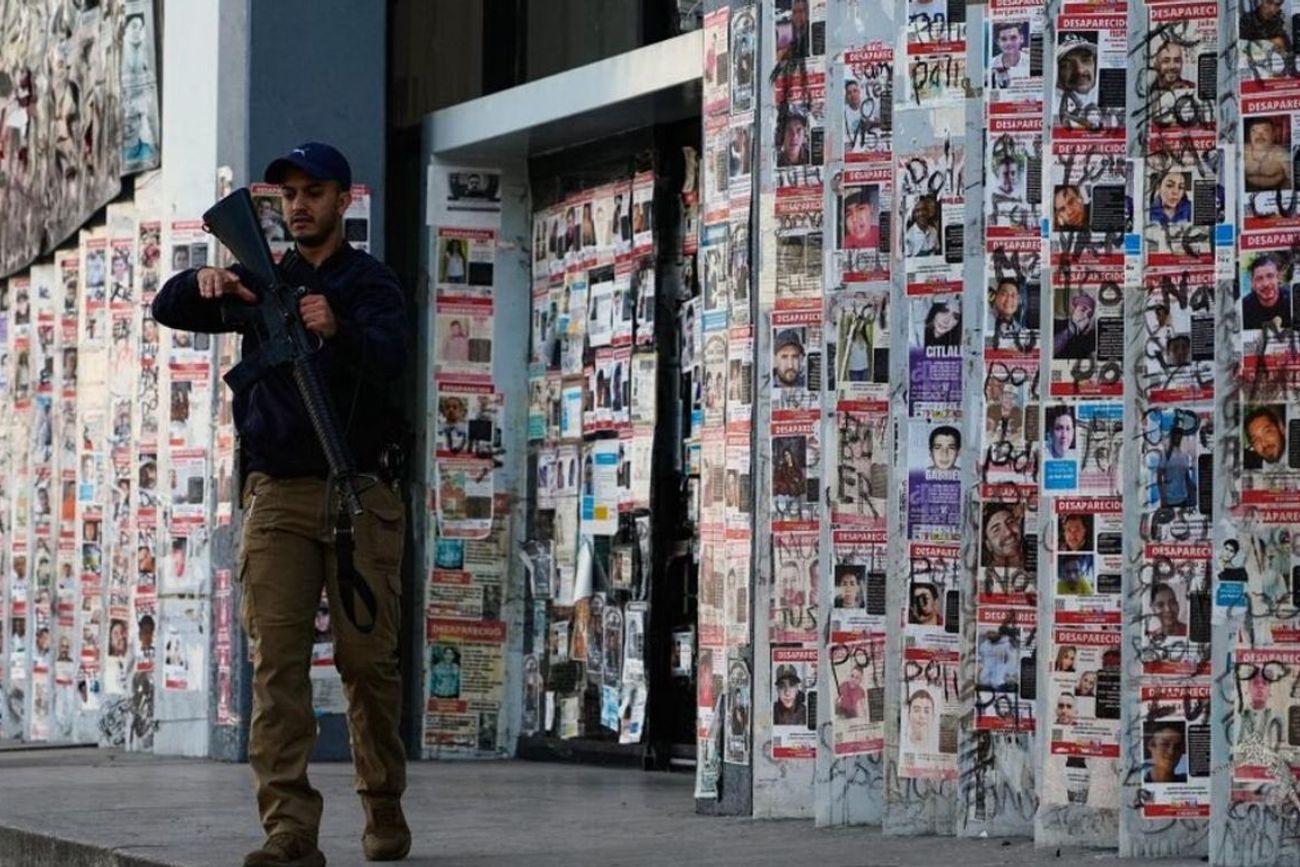 Los rostros de los desaparecidos en México invaden las calles de Guadalajara.