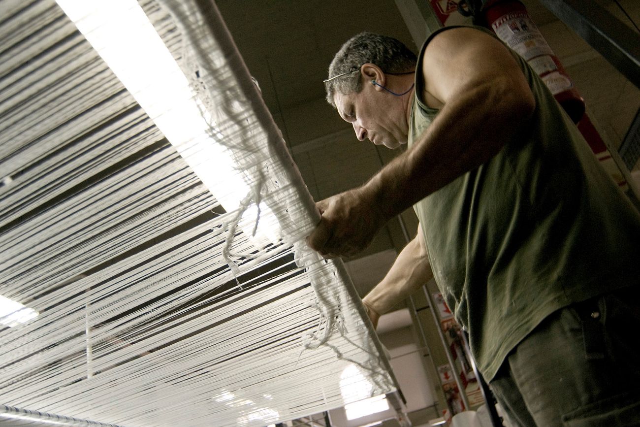 La producción industrial cayó 3,2% en enero, mientras que la construcción mejoró algo
