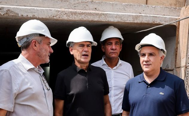 El intendente capitalino Daniel Passerini y el gobernador Martín Llaryora, recorriendo obras en la Capital, junto al ministro de Vinculación y Gestión Institucional, Miguel Siciliano. (Prensa Gobierno de Córdoba)