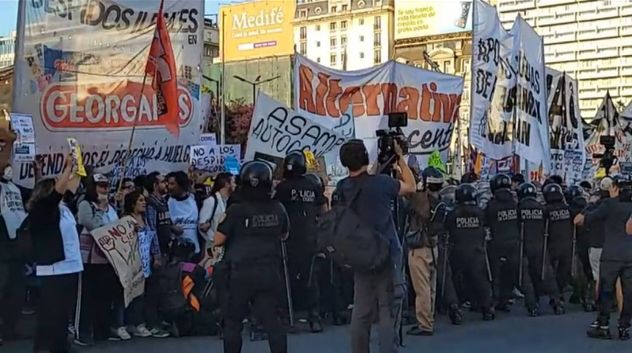 Tensión por protesta en calles de Buenos Aires por la reforma laboral.