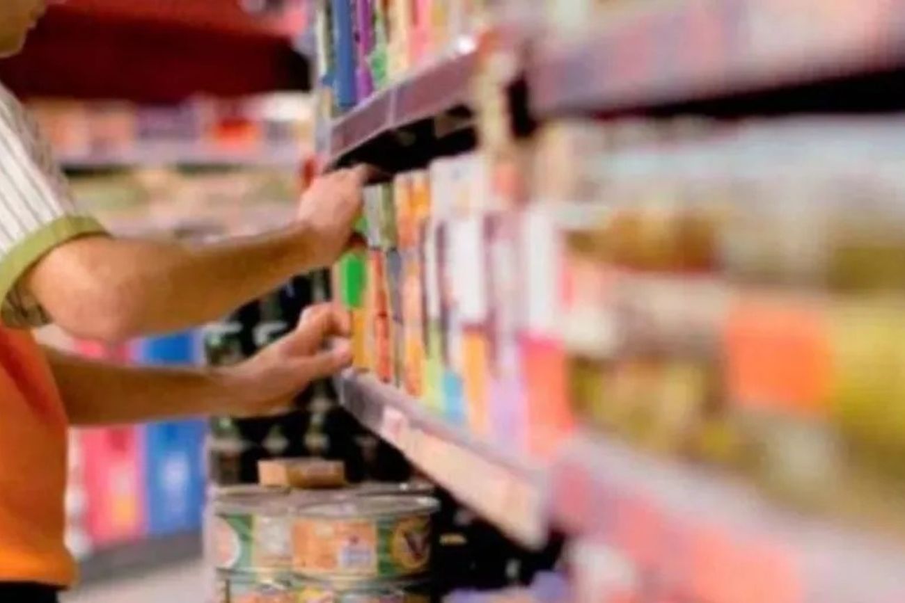 En febrero, el crédito y la asistencia estatal fueron claves para comprar comida y productos básicos. (Archivo)