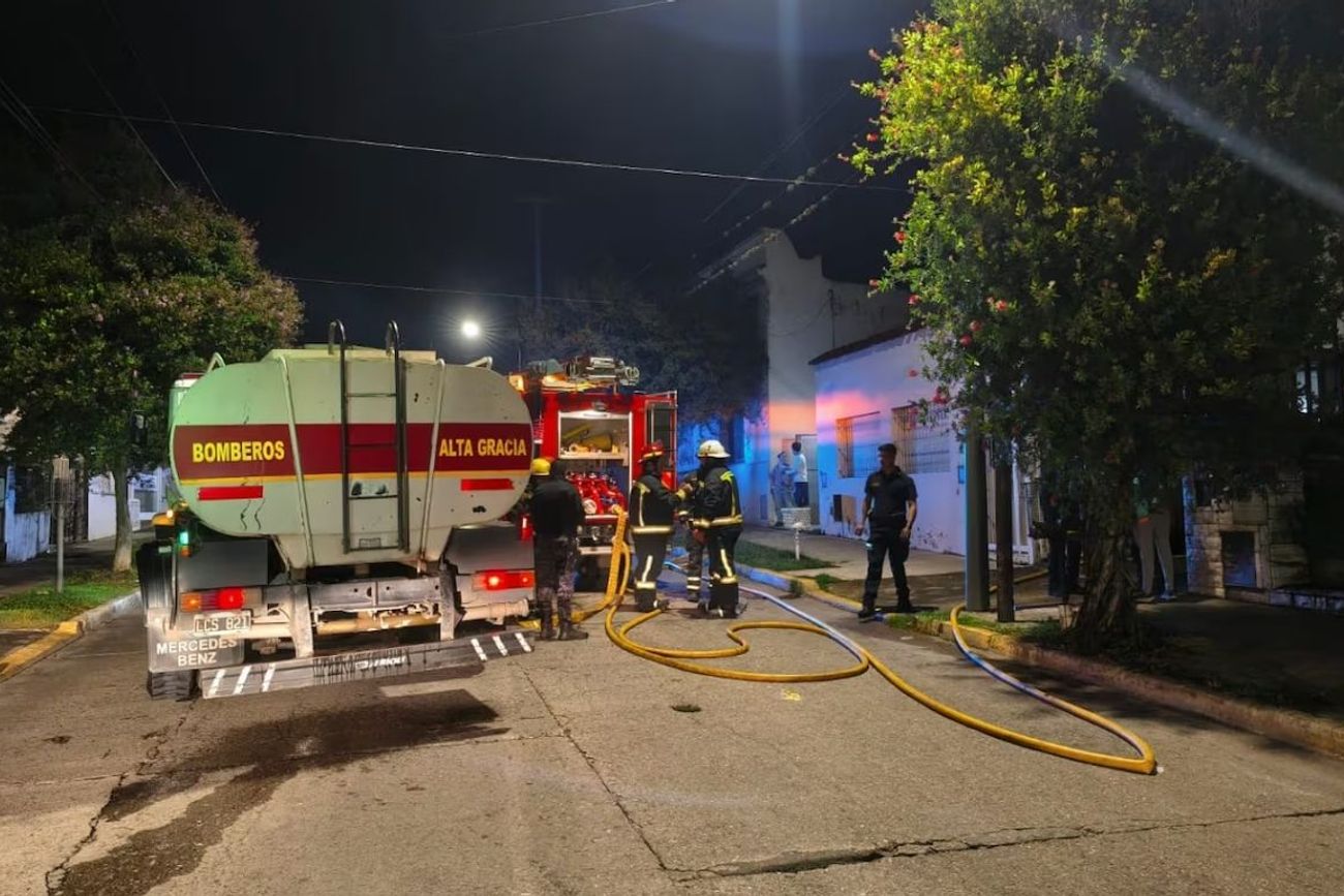 Se incendió una casa y murió una mujer de 80 años en Alta Gracia.