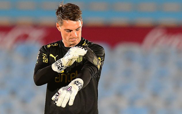 Thiago Cardozo con la cinta de Peñarol de Montevideo