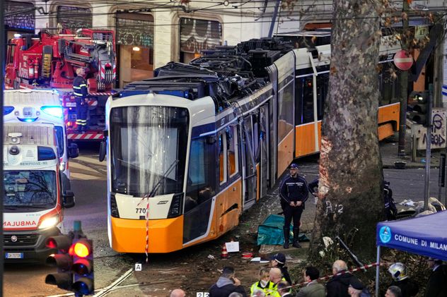 Tragedia en Milán: al menos dos muertos al descarrilar un tranvía.