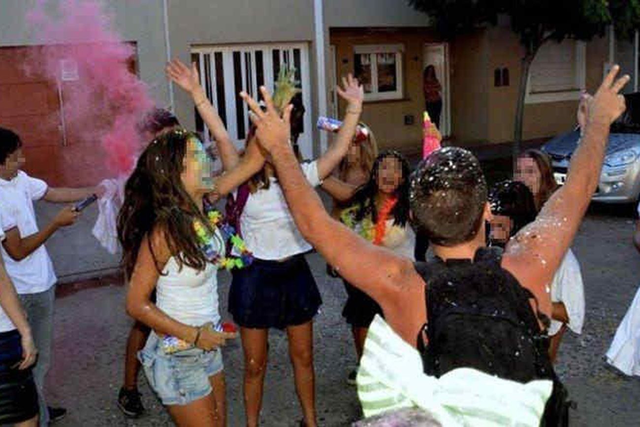 UPD. El festejo del último primer día de clases, un hábito estudiantil que creció en los últimos años. Imagen ilustrativa. 