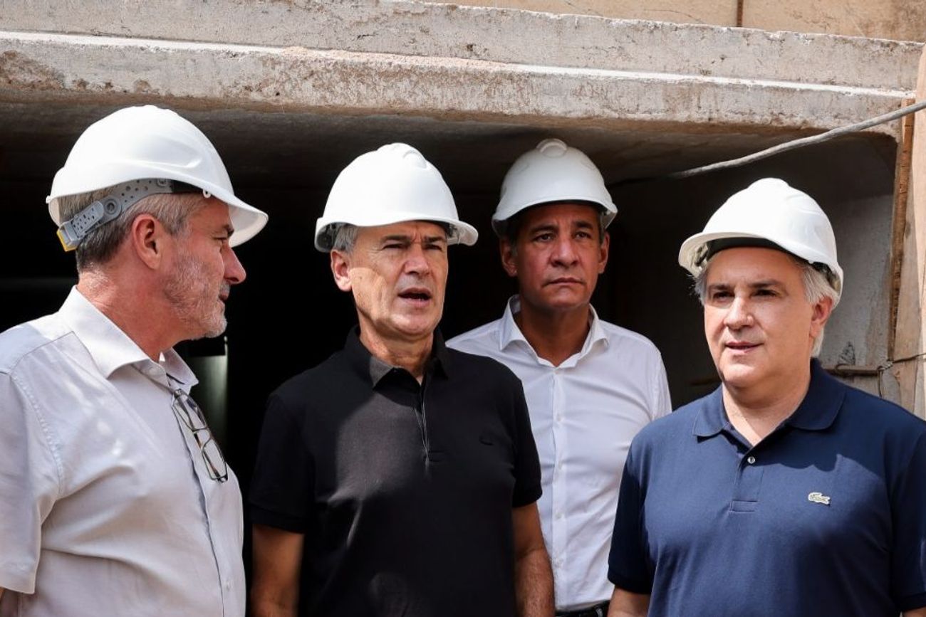 Daniel Passerini, Miguel Siciliano y Martín Llaryora, durante una recorrida en una obra de desagüe. (Prensa Gobierno de Córdoba)
