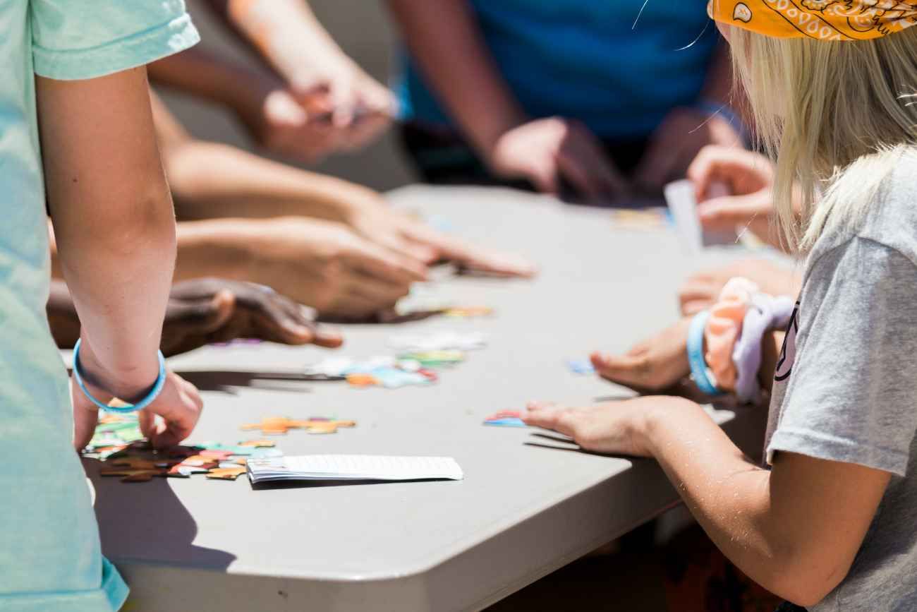 Los niños que no son amigos juegan más sincronizados cuando se les asigna una tarea. En cambio, dejarlos jugar libremente no genera la misma interacción colaborativa.