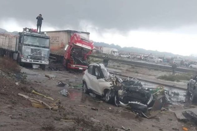 Los autos que impactó el avión quedaron destrozados. (Gentileza Infobae)