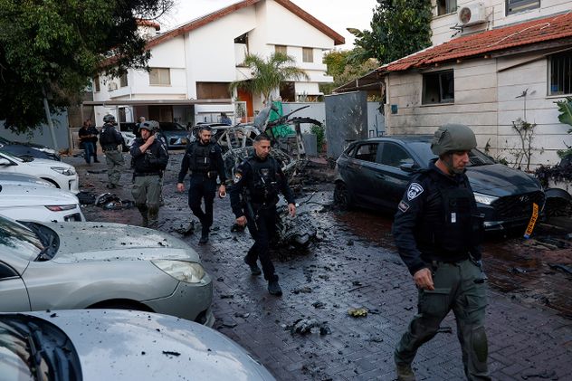 Policías israelíes inspeccionan un ataque con misiles desde Irán en Rosh HaAyin, Israel, el sábado 28 de febrero de 2026. 