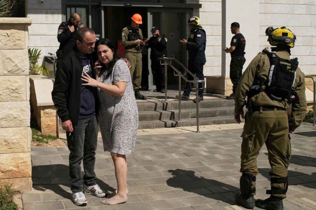 Residentes son evacuados de un edificio impactado por un proyectil en Tirat Hacarmel, cerca de Haifa, en el norte de Israel, el sábado 28 de febrero de 2026. No se reportaron heridos.