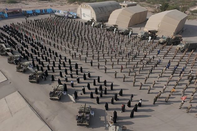 En la imagen, proporcionada por Sepahnews de la Guardia Revolucionaria de Irán el 16 de febrero de 2026, un grupo de soldados en posición de firmes durante el ejercicio de la guardia en el golfo Pérsico, el lunes16 de febrero de 2026. (Sepahnews vía AP)