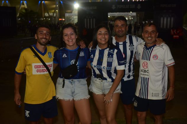 Los hinchas de Talleres en la previa ante San Lorenzo.