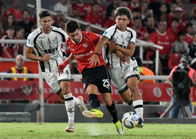 Independiente en su partido ante Central Córdoba.