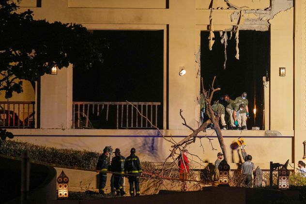 Bomberos y rescatistas inspeccionan el lugar de una explosión en el Hotel Fairmont The Palm en Dubái, Emiratos Árabes Unidos. (Foto AP)