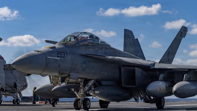 Un avión F/A-18F Super Hornet se prepara para despegar desde el USS Gerald R. Ford, en apoyo de la Operación Furia Épica el sábado 28 de febrero de 2026. (Marina de los EE. UU. vía AP)