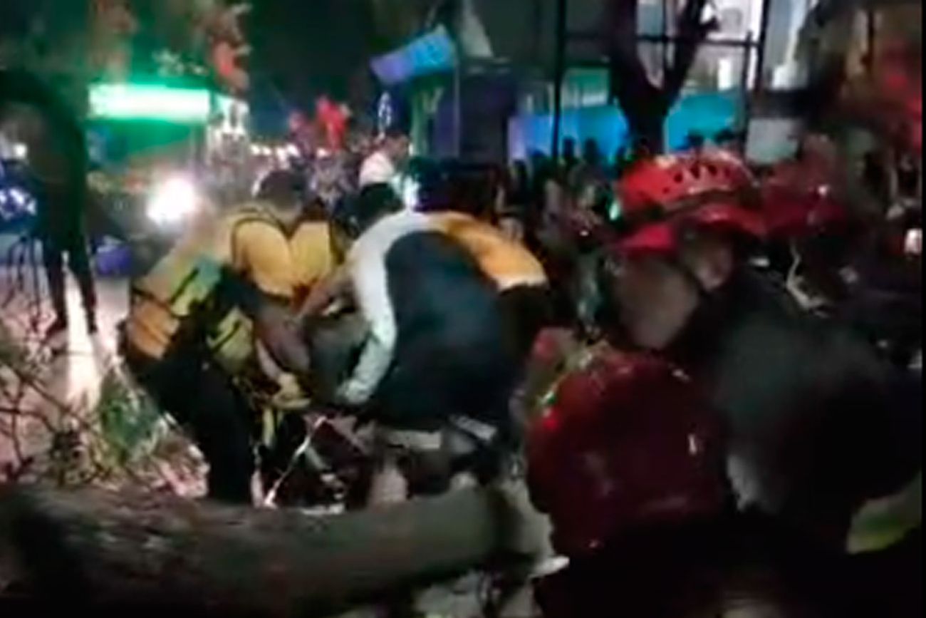 El herido al ser rescatado. (Policía)
