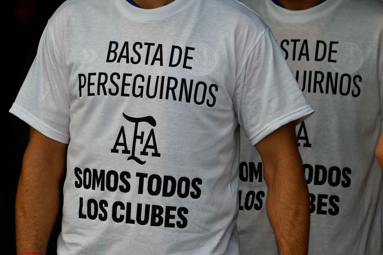 Algunos equipos salieron a la cancha con esa remera en apoyo a AFA.
