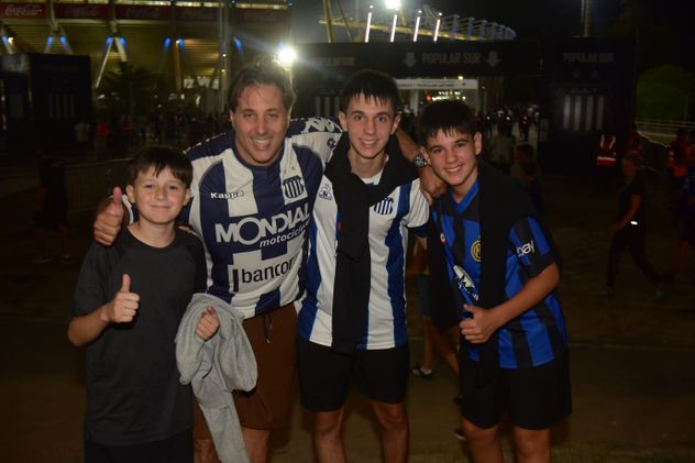 Los hinchas de Talleres en la previa ante San Lorenzo.