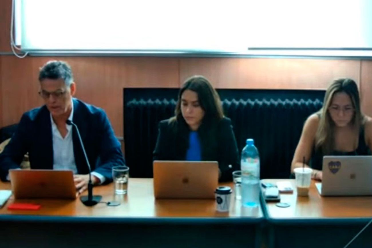 
El fiscal general Marcelo Colombo y la auxiliar fiscal Agustina D'Angelo durante el alegato. (Zoom/Fiscales.gob.ar)