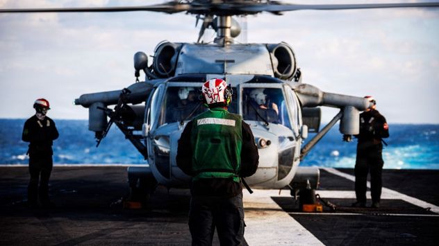 Marineros de la Armada de los EE. UU. preparan helicóptero MH-60S Sea Hawk para su lanzamiento desde la cubierta de vuelo del USS Gerald R. Ford (CVN 78), en apoyo de la Operación Furia Épica el sábado 28 de febrero de 2026. (AP) 