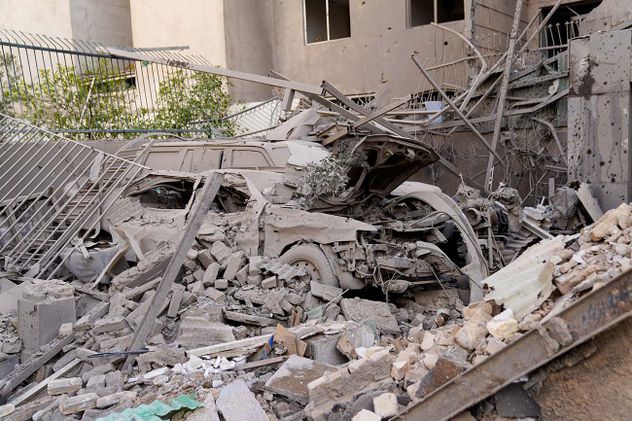 Un automóvil dañado permanece en el suelo después de un ataque israelí-estadounidense en Teherán, Irán, el sábado 28 de febrero de 2026.  /Amir Kholousi/ISNA)