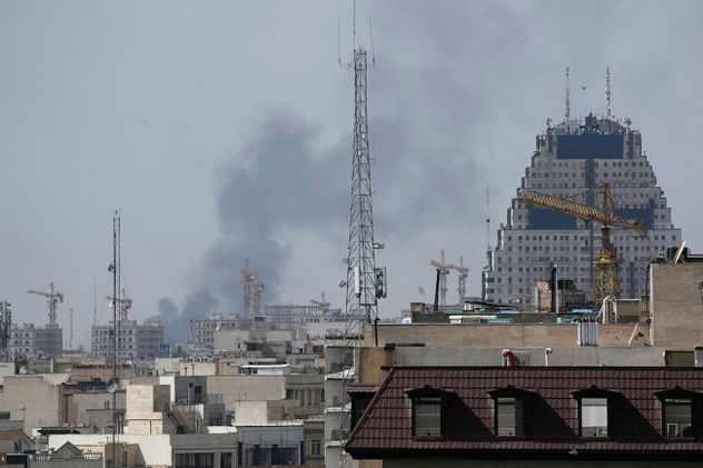 El humo se eleva en el horizonte después de una explosión en Teherán, Irán, el sábado 28 de febrero de 2026. 