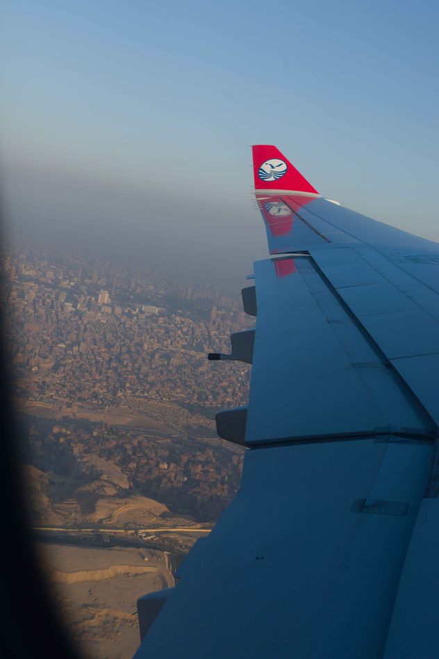 Cierran el espacio aéreo en Medio Oriente y suspenden vuelos. 