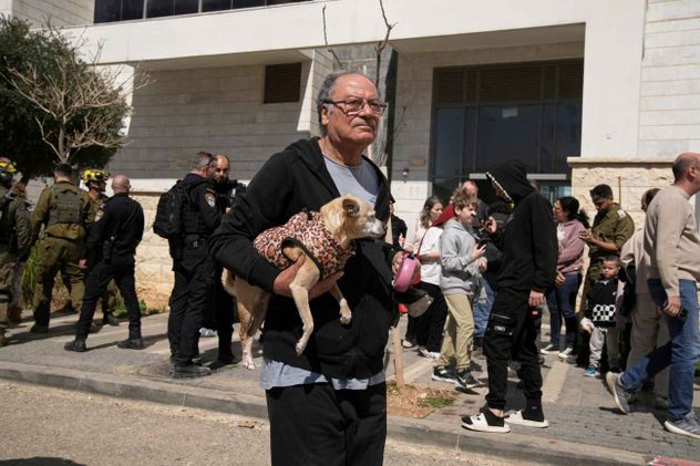 Residentes son evacuados de un edificio impactado por un proyectil en Tirat Hacarmel, cerca de Haifa, en el norte de Israel, el sábado 28 de febrero de 2026. No se reportaron heridos.