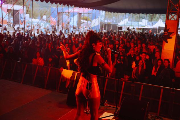 En Suiza (2025) tocando en el Lakelive Festival. Este 2026, paraSol Pereyra también hay gira por Europa. (Gentileza)  