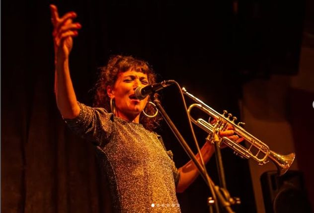 Sol Pereyra en acción. Canta, compone y toca varios instrumentos. Y además es actriz. (Gentileza)