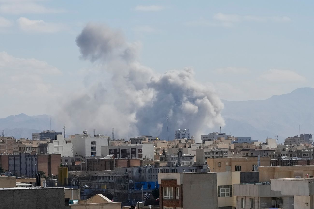 Se eleva humo tras un ataque en Teherán, Irán, el domingo 1 de marzo de 2026. (Foto AP/Vahid Salemi)