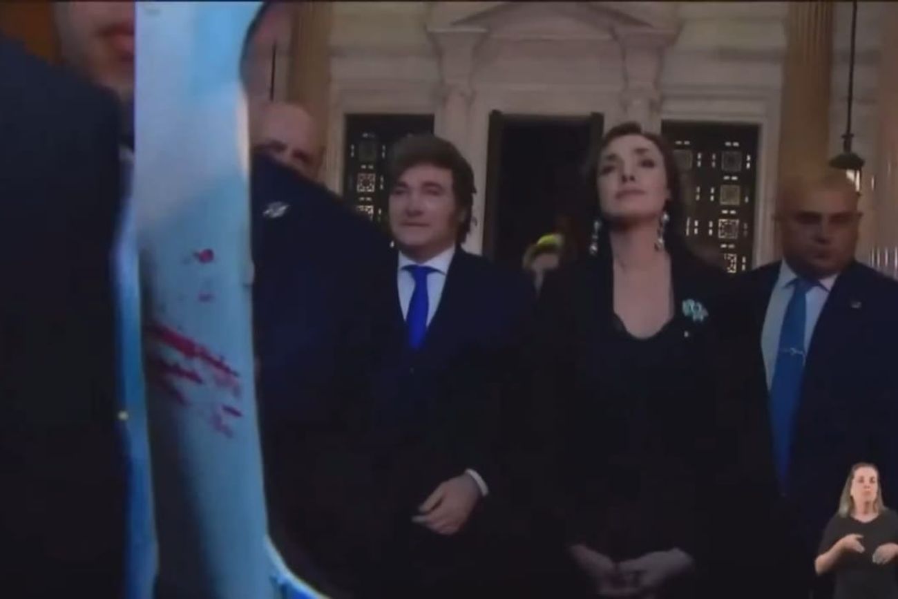 El extraño marco con manchas rojas que apareció en la transmisión del ingreso del Presidente al Congreso.
