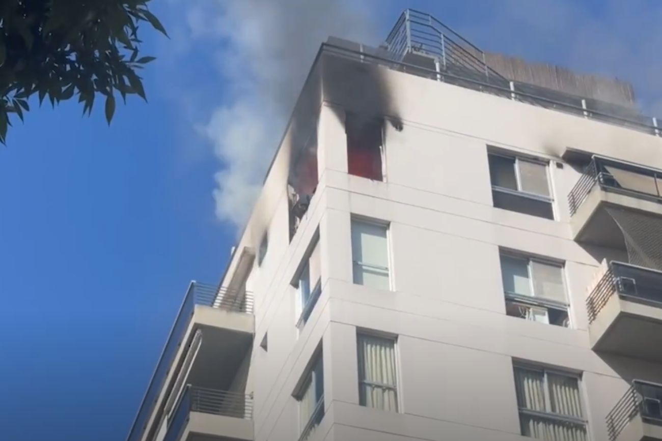 Incendio en Buenos Aires: se prendió fuego el último piso de un edificio y hay heridos