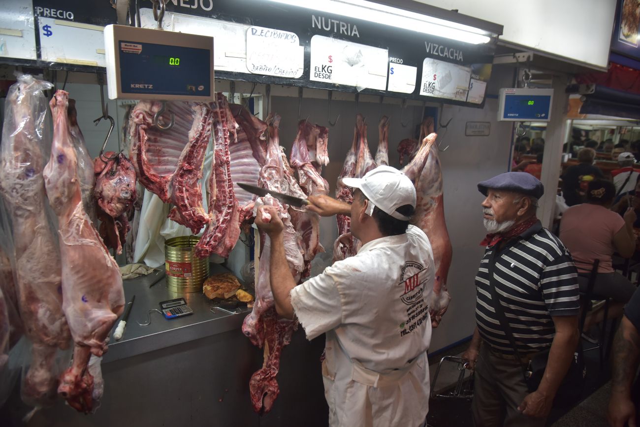 Trozados. Muchas carnicerías venden lechones y cabritos en trozos para consumo familiar. (Foto: Ramiro Pereyra)