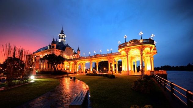 Entre arquitectura de la Belle Époque, jardines iluminados y el murmullo del río Luján, el MAT invita a redescubrir su colección nacional bajo una nueva luz.