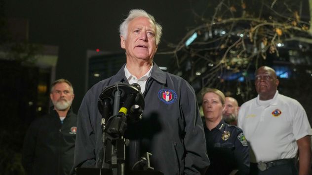 El alcalde de Austin, Kirk Watson, ofrece información tras un tiroteo ocurrido el domingo 1 de marzo de 2026 cerca de la esquina de West Sixth Street y Nueces, en el centro de Austin, Texas. (AP)