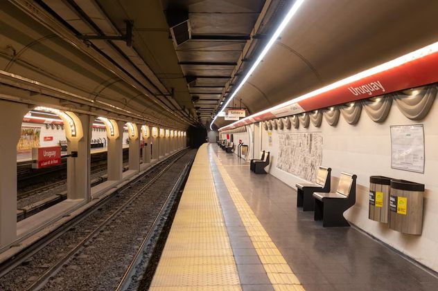 Escenario bajo tierra: la estación Uruguay se transforma en el gran tributo al teatro porteño.
