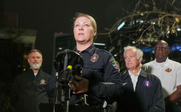 La jefa de policía de Austin, Lisa Davis, ofrece información tras un tiroteo ocurrido el domingo 1 de marzo de 2026 cerca de la esquina de West Sixth Street y Nueces, en el centro de Austin, Texas. (AP)
