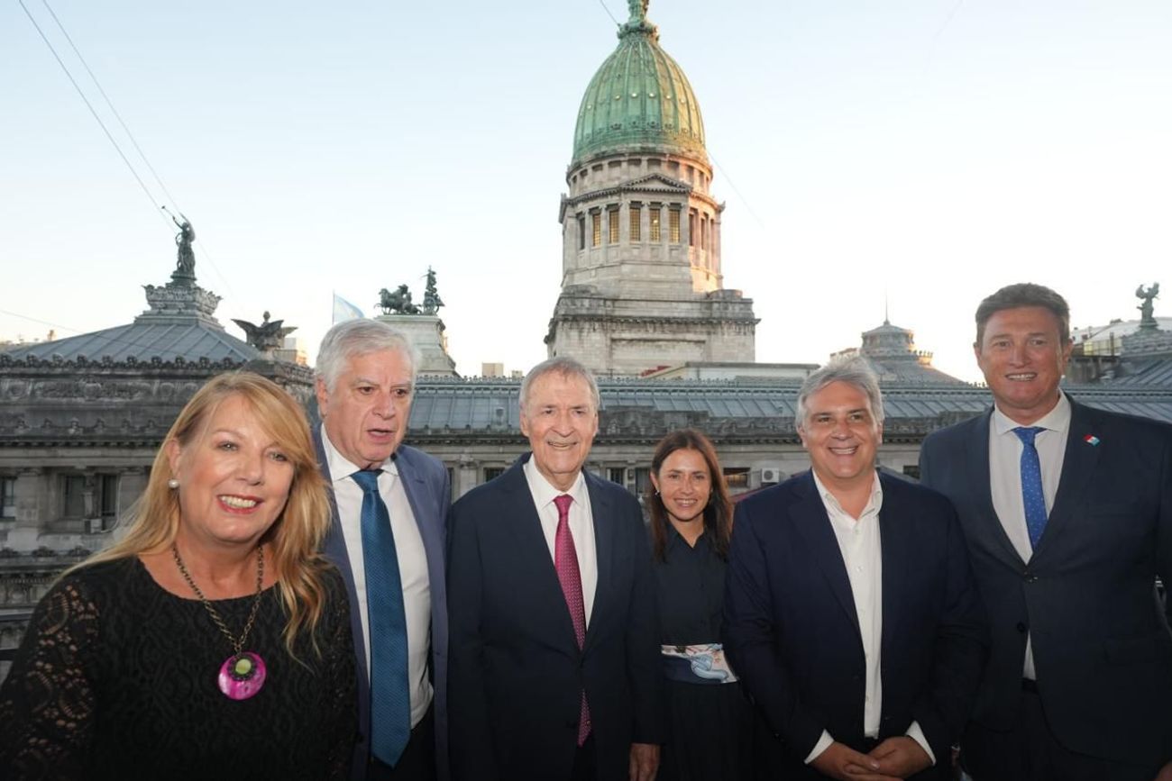 El gobernador Martín Llaryora junto a diputados de Provincias Unidas.