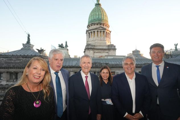 El gobernador Martín Llaryora junto a diputados de Provincias Unidas