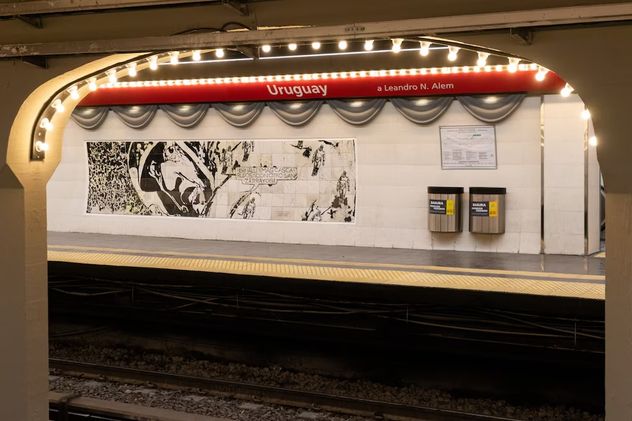 Con murales de figuras icónicas, vitrinas con vestuarios originales y una iluminación teatral, es la neva cara de la estación Uruguay.