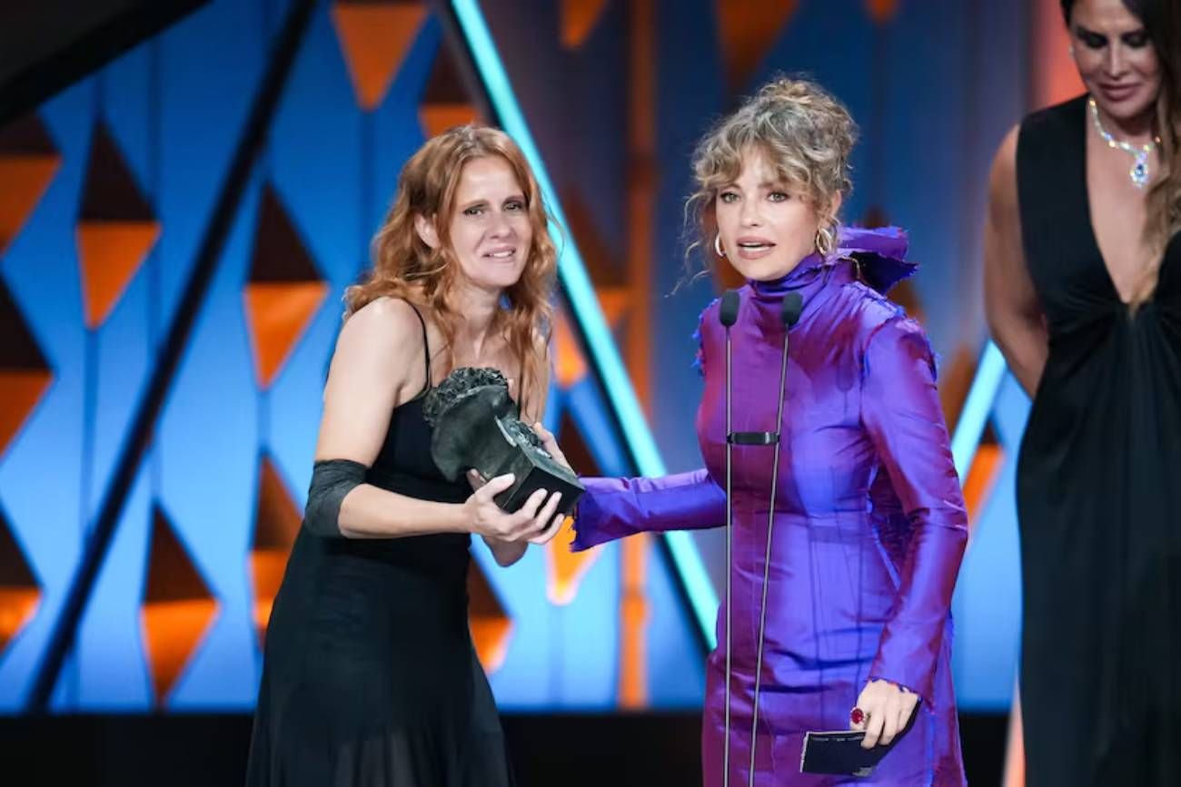 La productora Leticia Cristi y la actriz - directora Dolores Fonzi, al momento de recibir el Goya a la mejor película iberoamericana. 