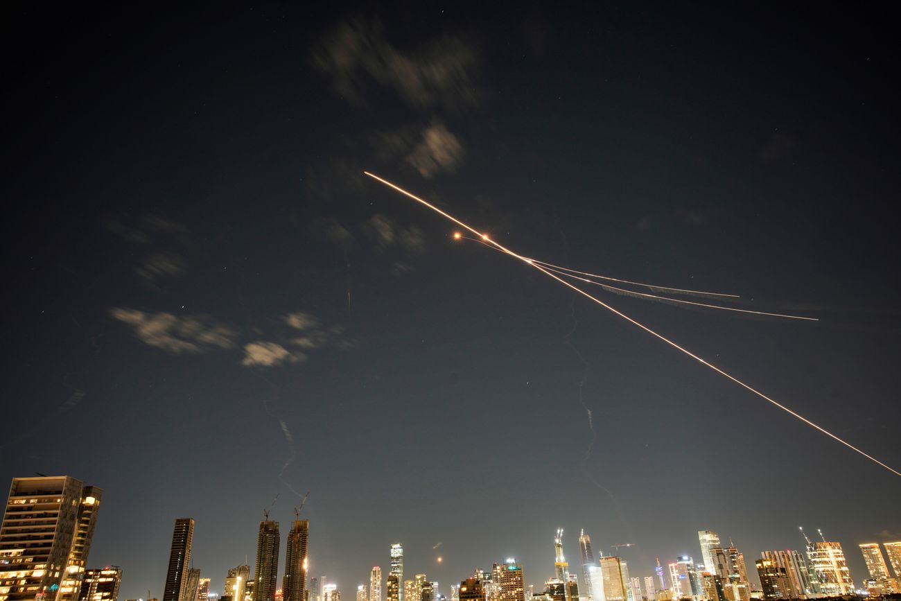 Un misil iraní interceptado en el cielo de Tel Aviv (Israel):