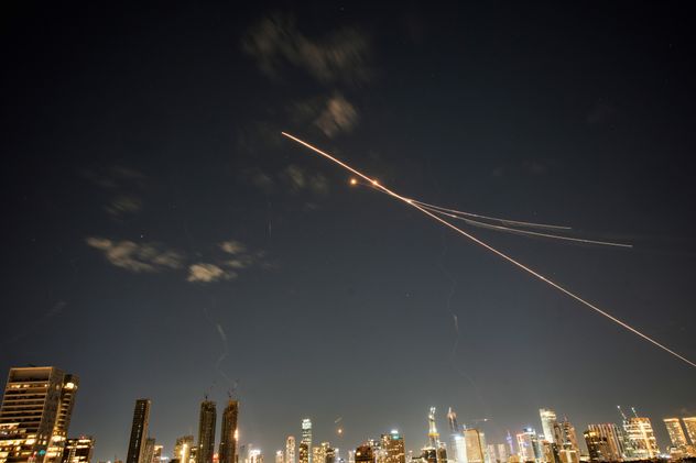 Un misil iraní interceptado en el cielo de Tel Aviv (Israel):