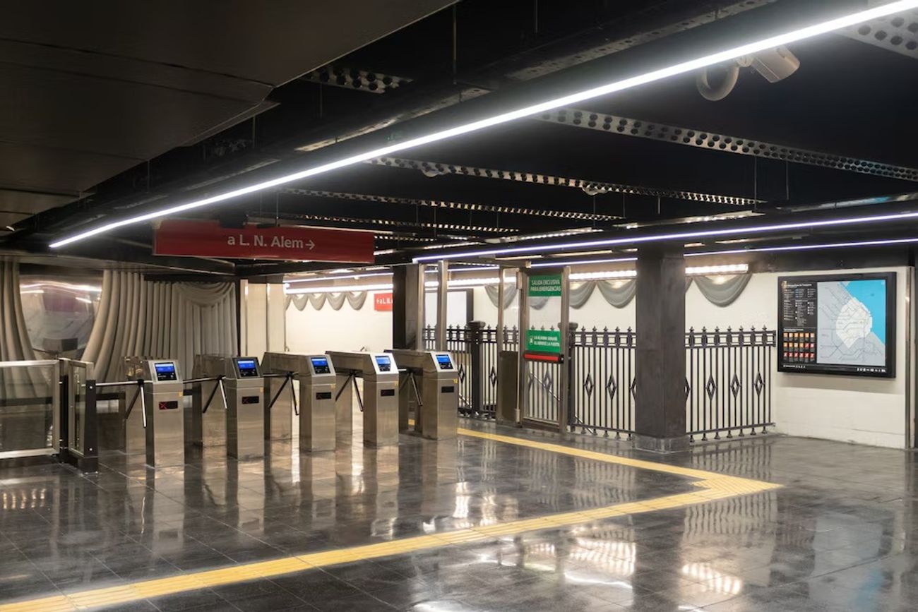 Así quedó la estación Uruguay del Subte con ambientación en homenaje a los teatros  